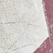 Large cream Beni Ouarain rug with tone-on-tone diamond pattern – 300 x 200 cm