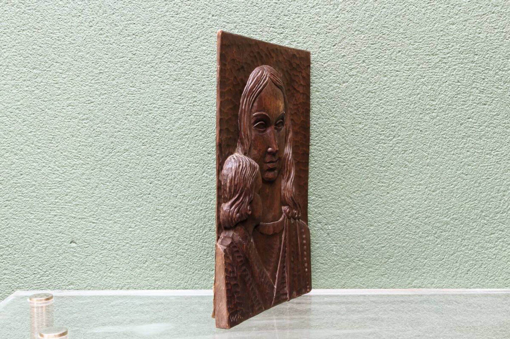 Bas relief moderniste, vierge à l'enfant, bois sculpté, signé