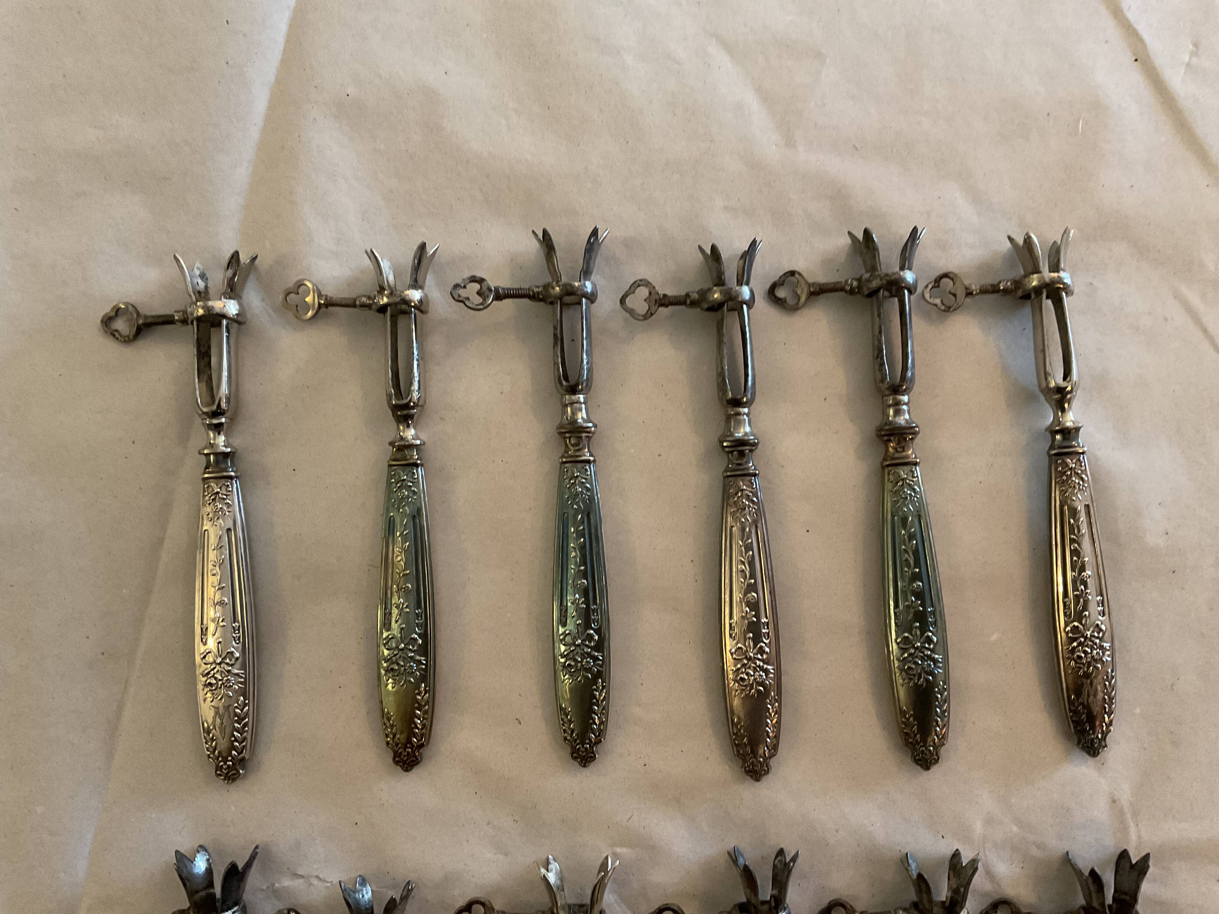 12 rib sleeves. Solid silver-filled handles. France