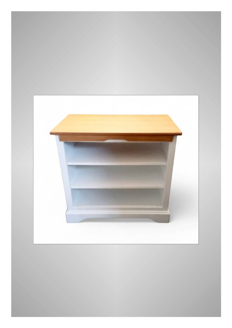 White and wood Bibus