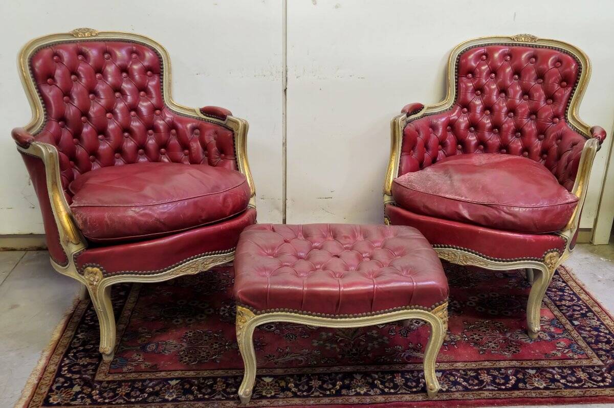 Paire de bergères et repose-pieds style Louis XV en bois sculpté laqué et doré