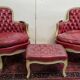 Paire de bergères et repose-pieds style Louis XV en bois sculpté laqué et doré