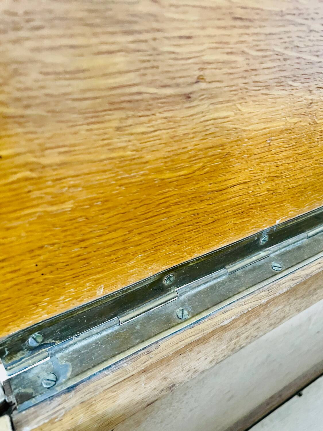 Vintage storage chest in wood and woven rattan