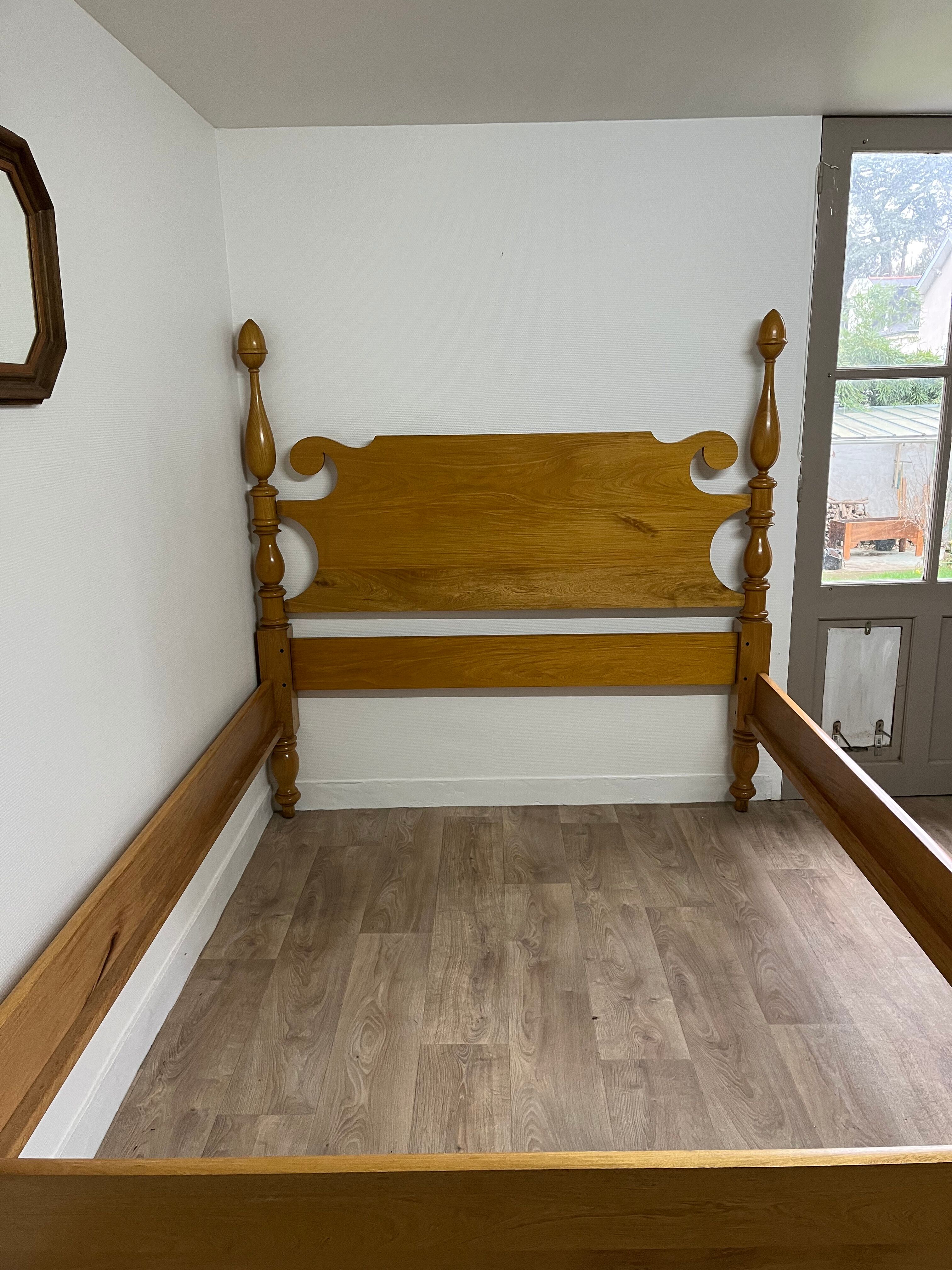 Column bed frame