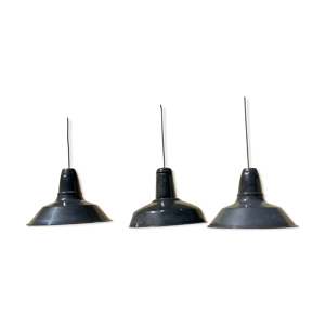 Trois suspensions industrielles