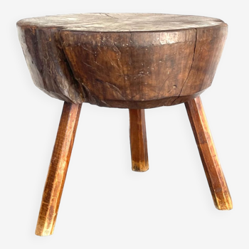 Grande table d'appoint ronde tripode brutaliste en bois massif