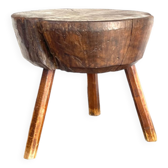 Grande table d'appoint ronde tripode brutaliste en bois massif