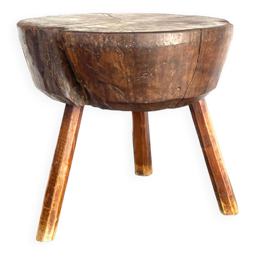 Grande table d'appoint ronde tripode brutaliste en bois massif