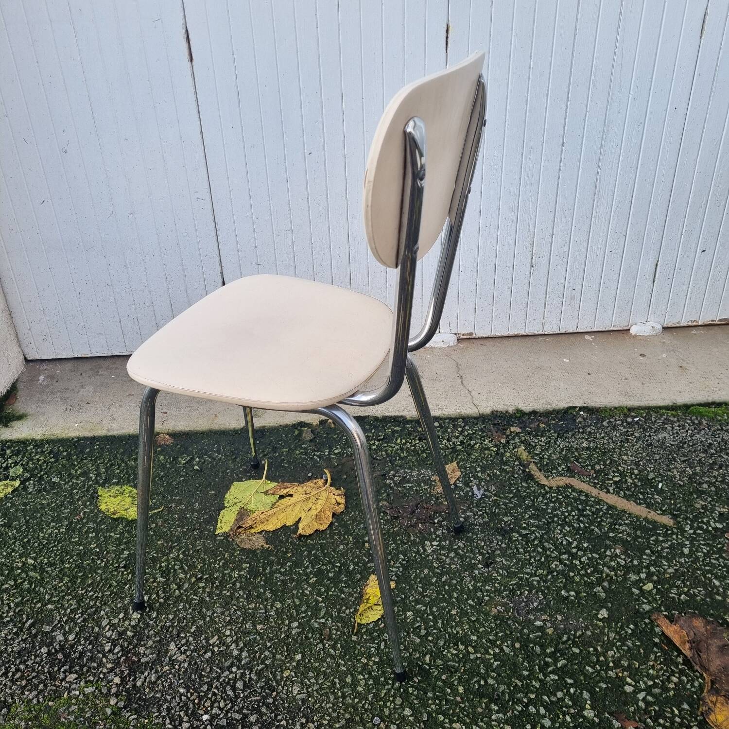 3 white vinyl chairs from 1970