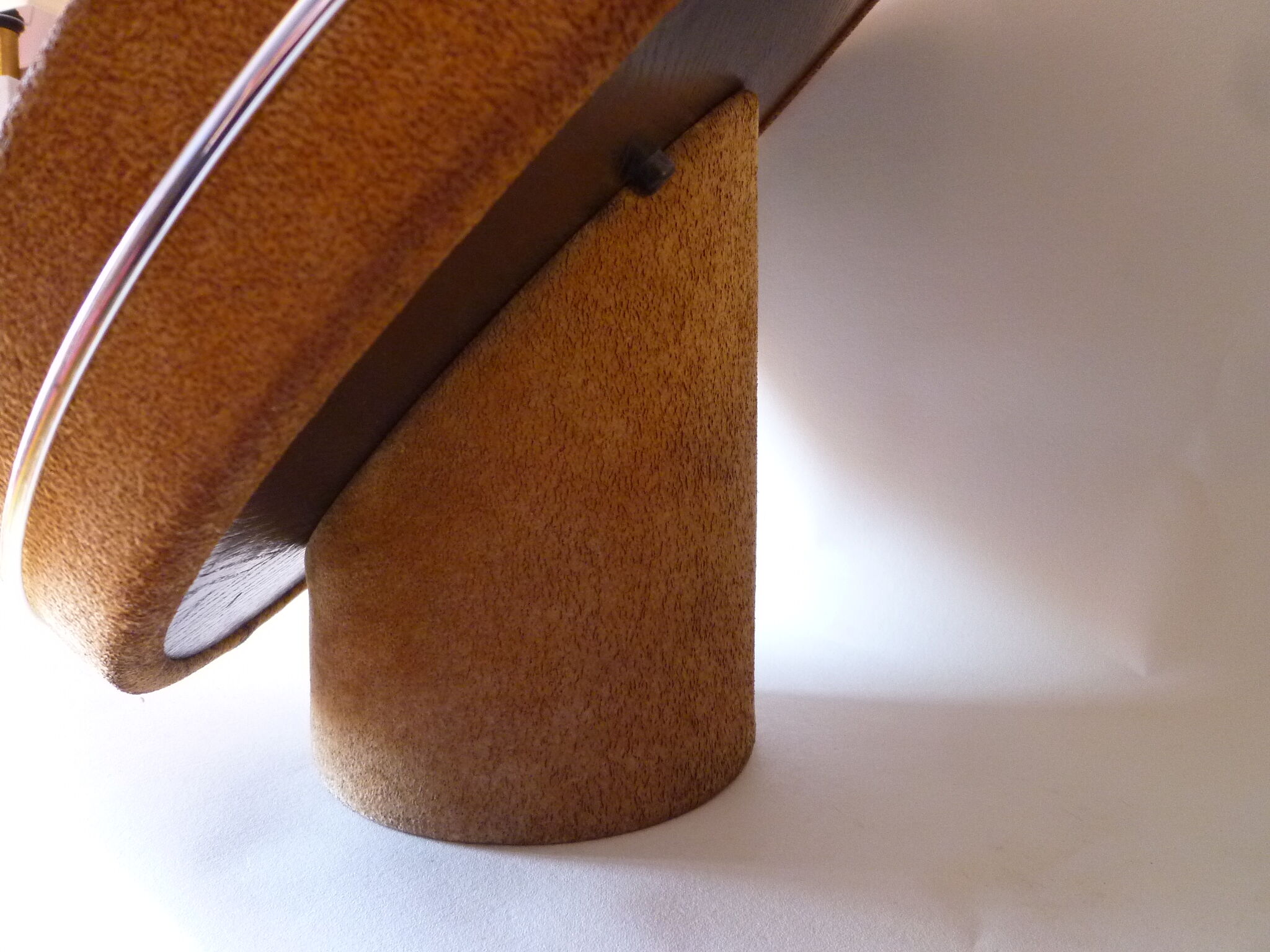 Round mirror on inclined cylindrical support