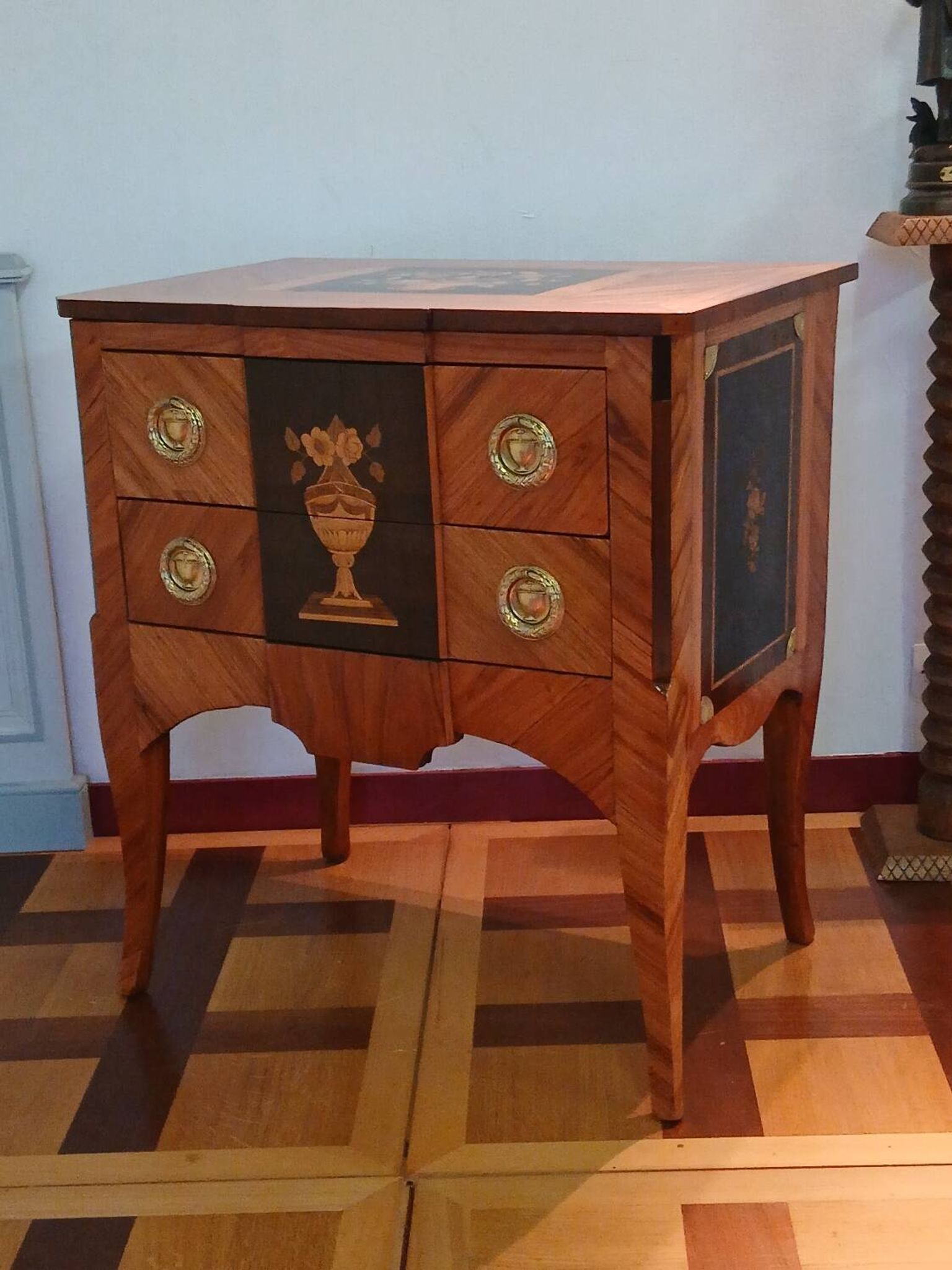 Commode de Maîtrise XVIIIe - Marqueterie de Fleurs - Style Transition