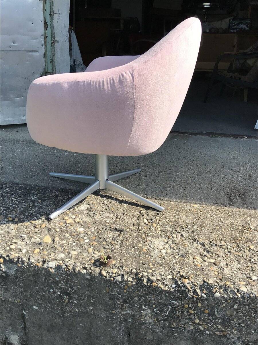 Mid-century swivel armchair in pink velvet with silver metal base, 1960s.