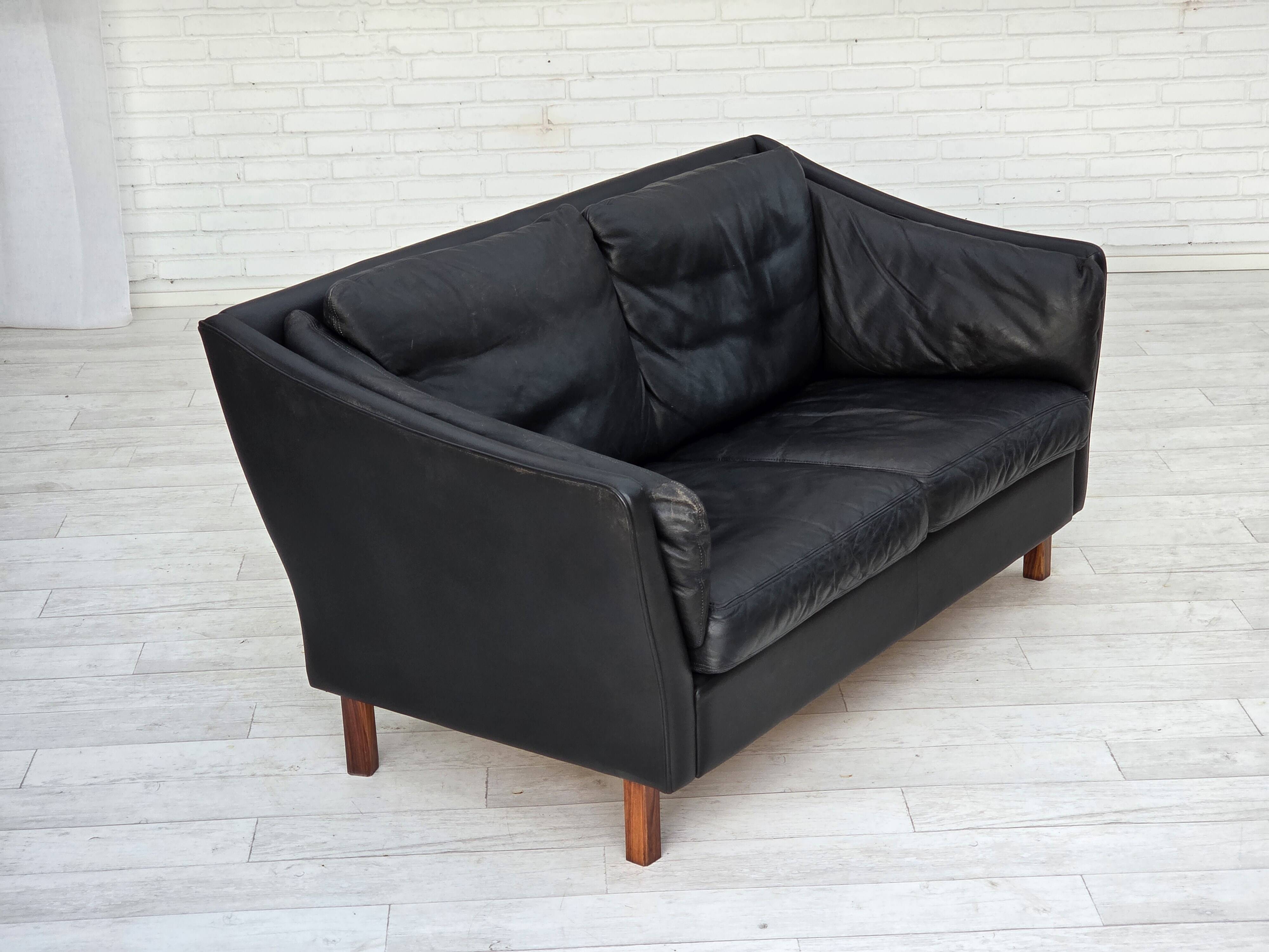 Canapé danois 2 places des années 1970, cuir d'ameublement noir d'origine, bois de teck.