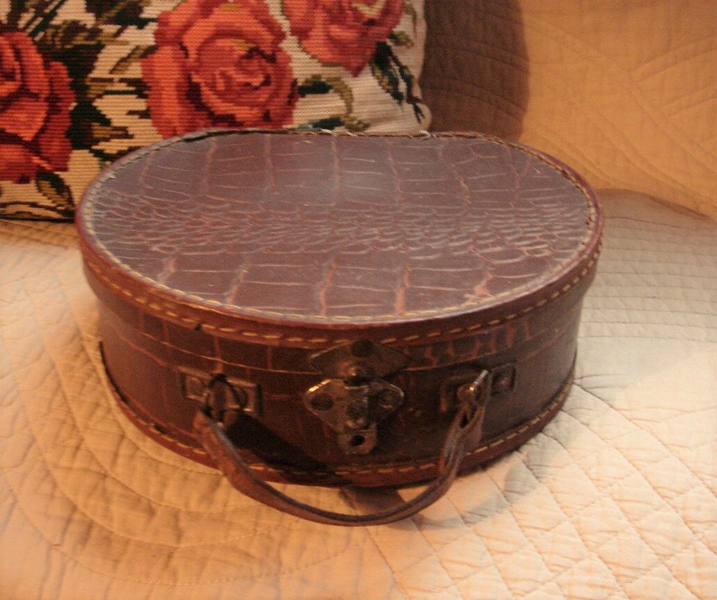 Round suitcase handle leather