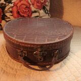 Round suitcase handle leather
