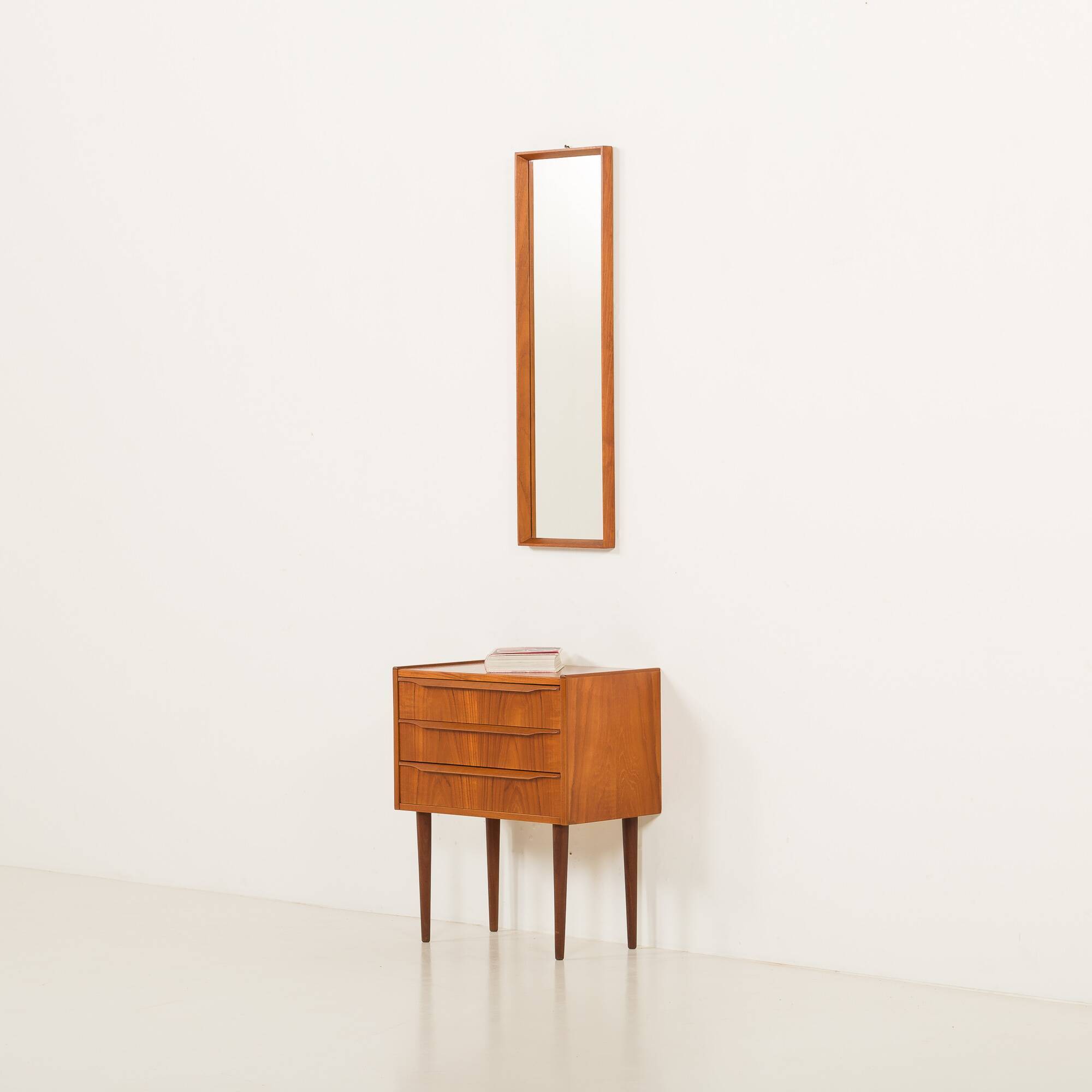Meuble d'entrée en teck danois avec commode et miroir, années 1960.