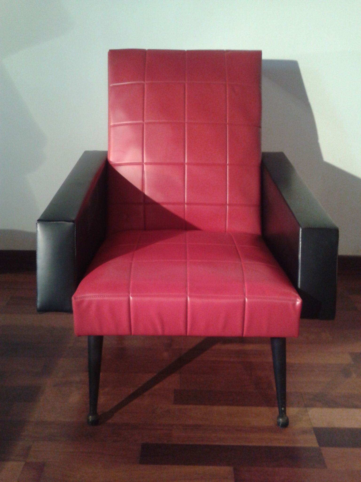 Paire de fauteuils vintage en skaï rouge et noir