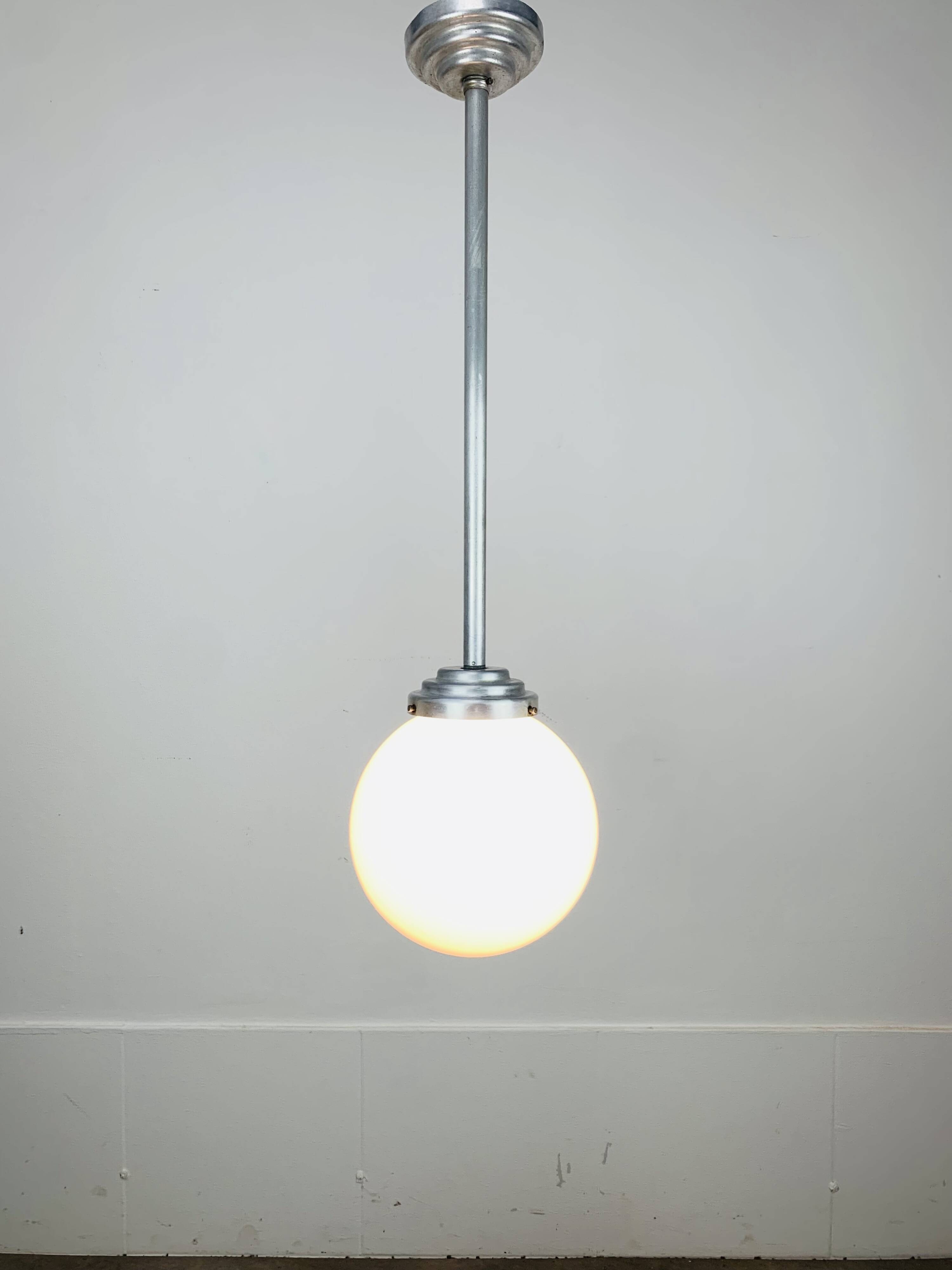 Suspension boule opaline art déco, 1930/1940