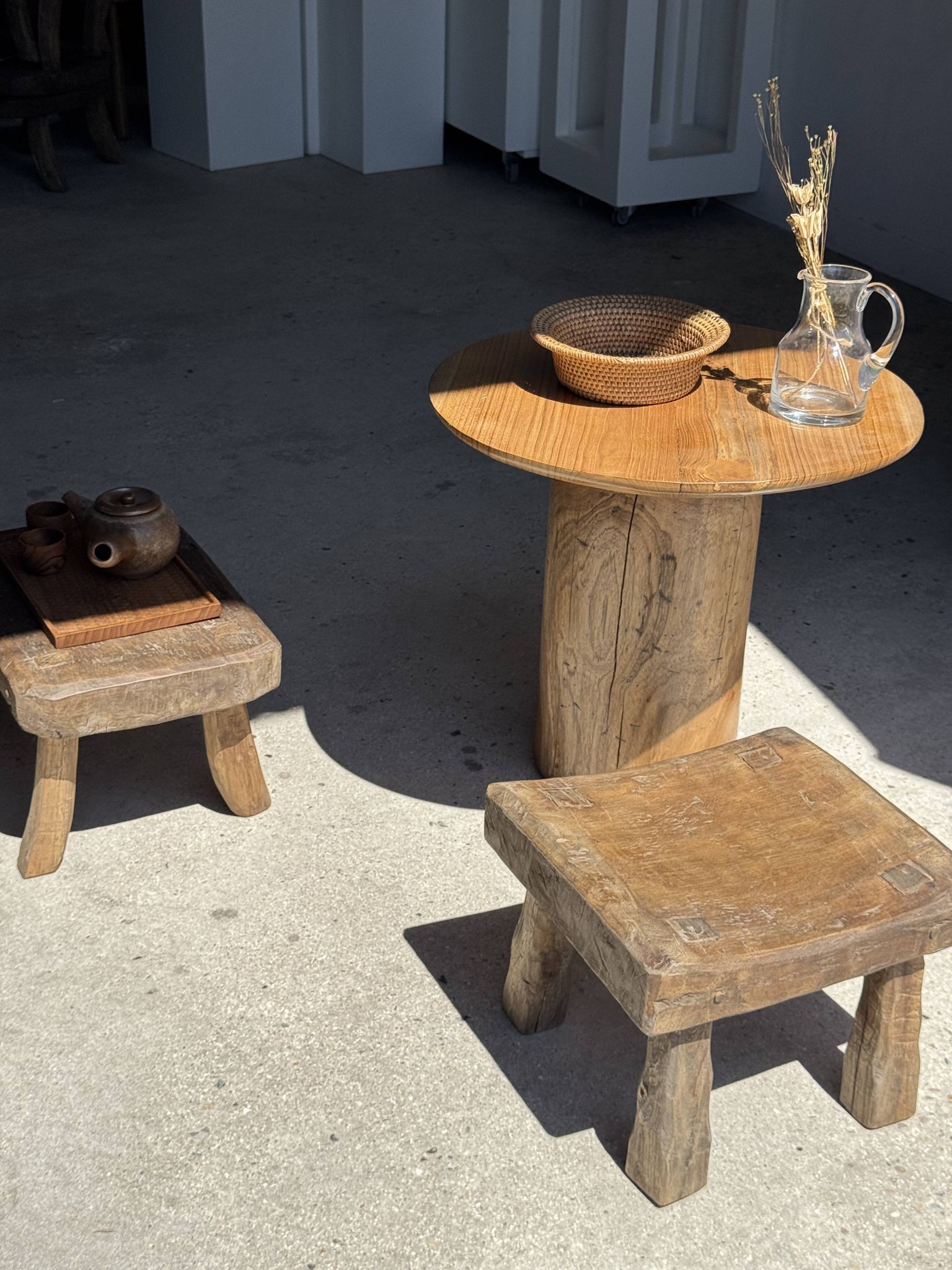 Tabouret d'appoint en teck massif carré assise courbée