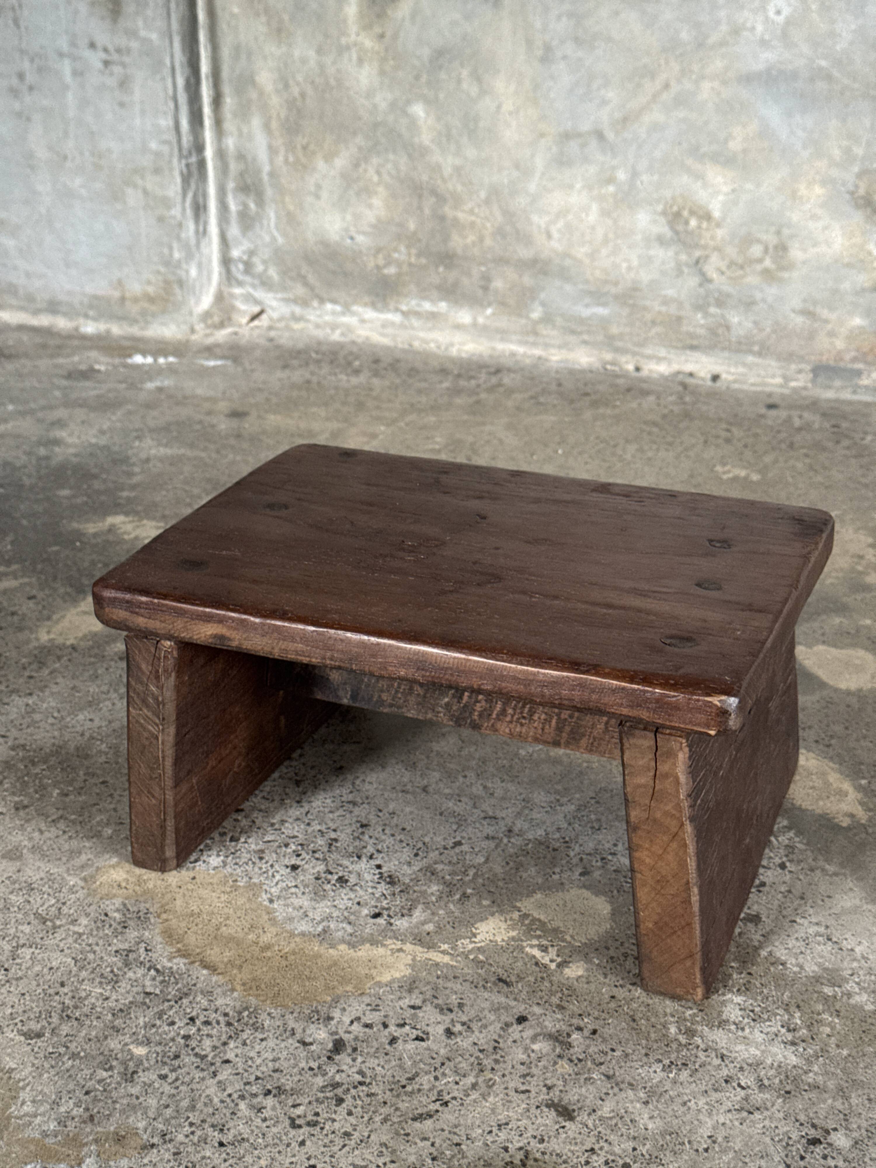 Small auxiliary stool in upcycled teak with traces of green chrome on the leg.