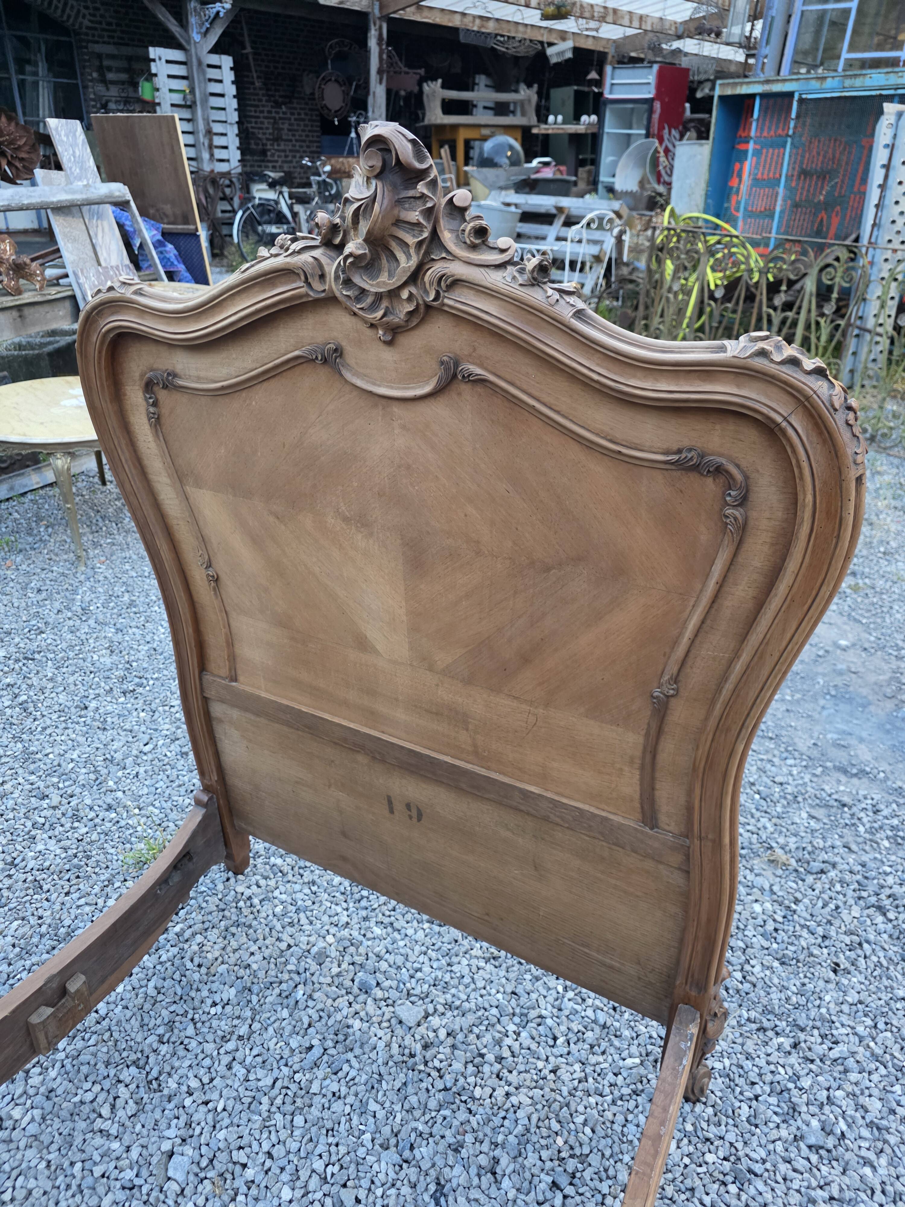Lit style Louis XV en noyer (1 personne)
