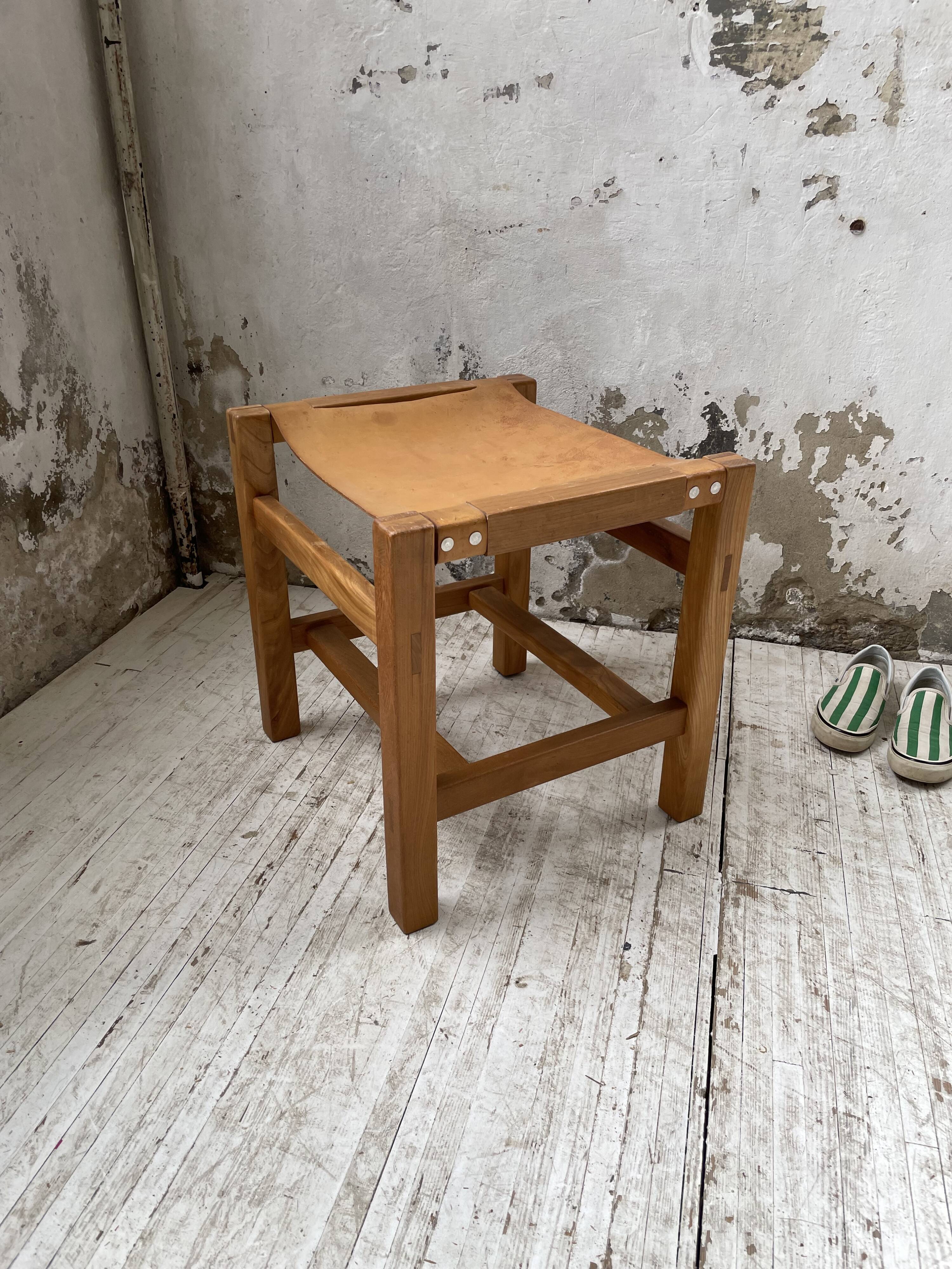 Solid elm and leather stool Maison Regain
