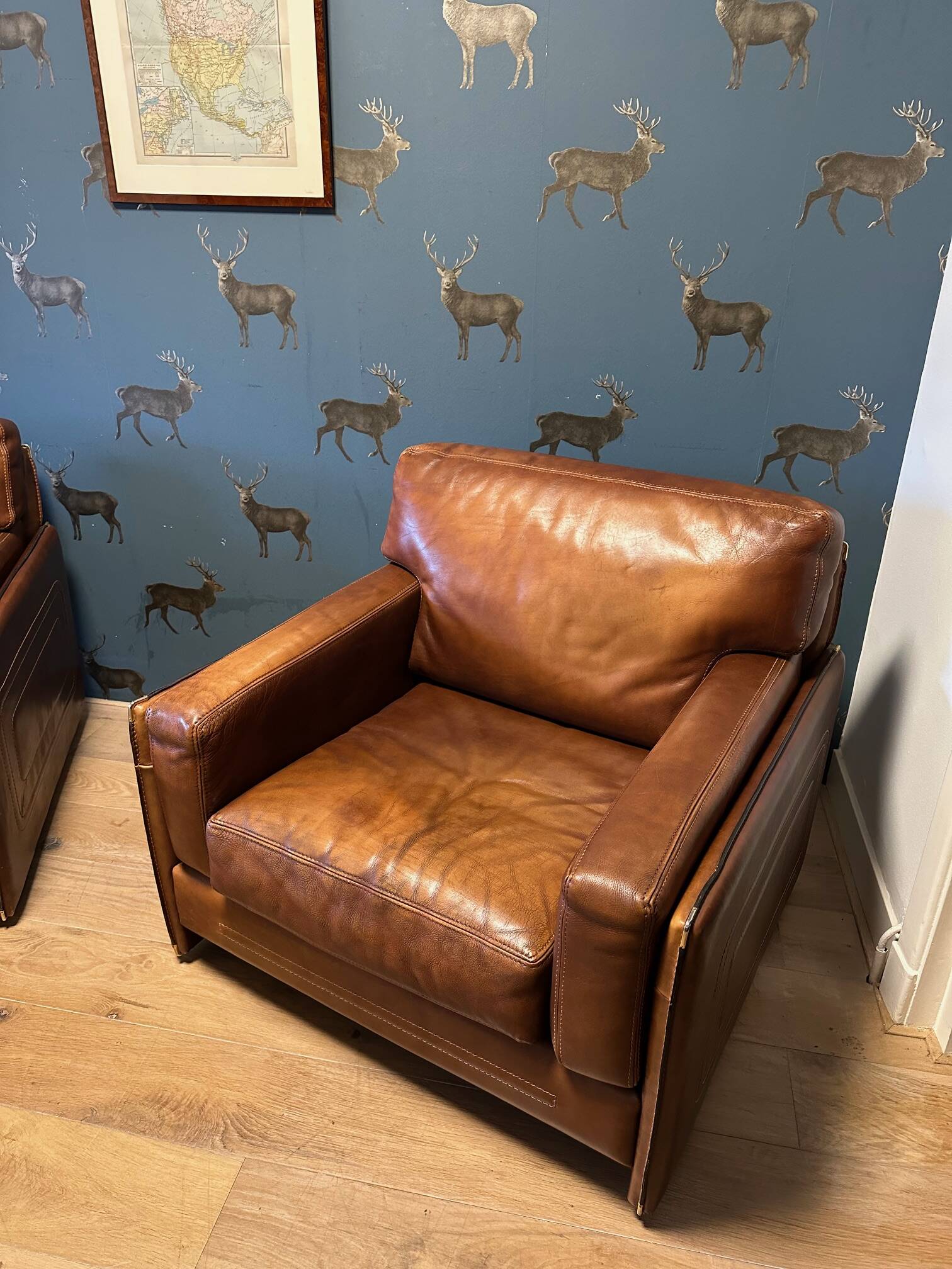 Ensemble de deux fauteuils en cuir de buffle.