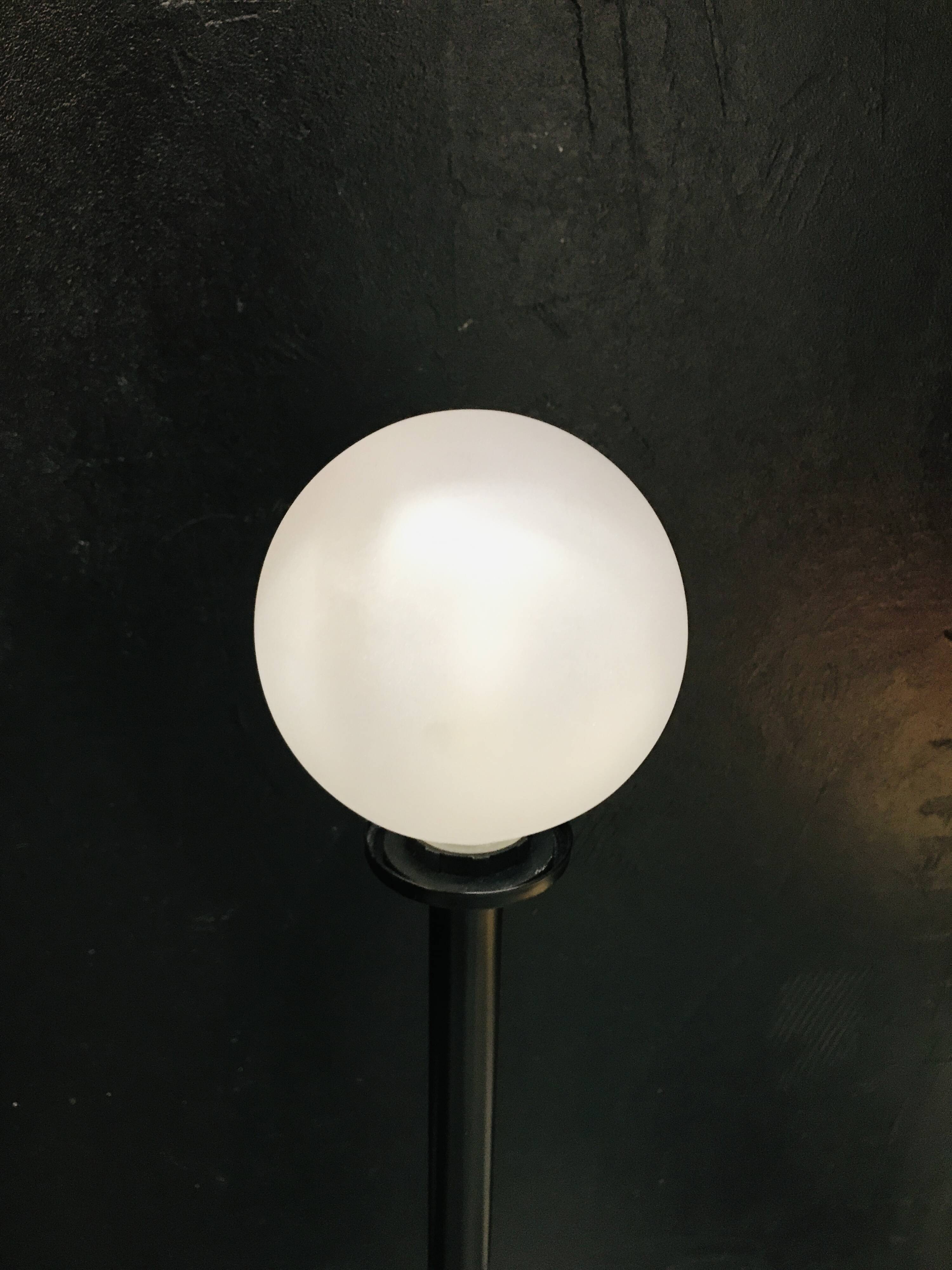 Ball floor lamp