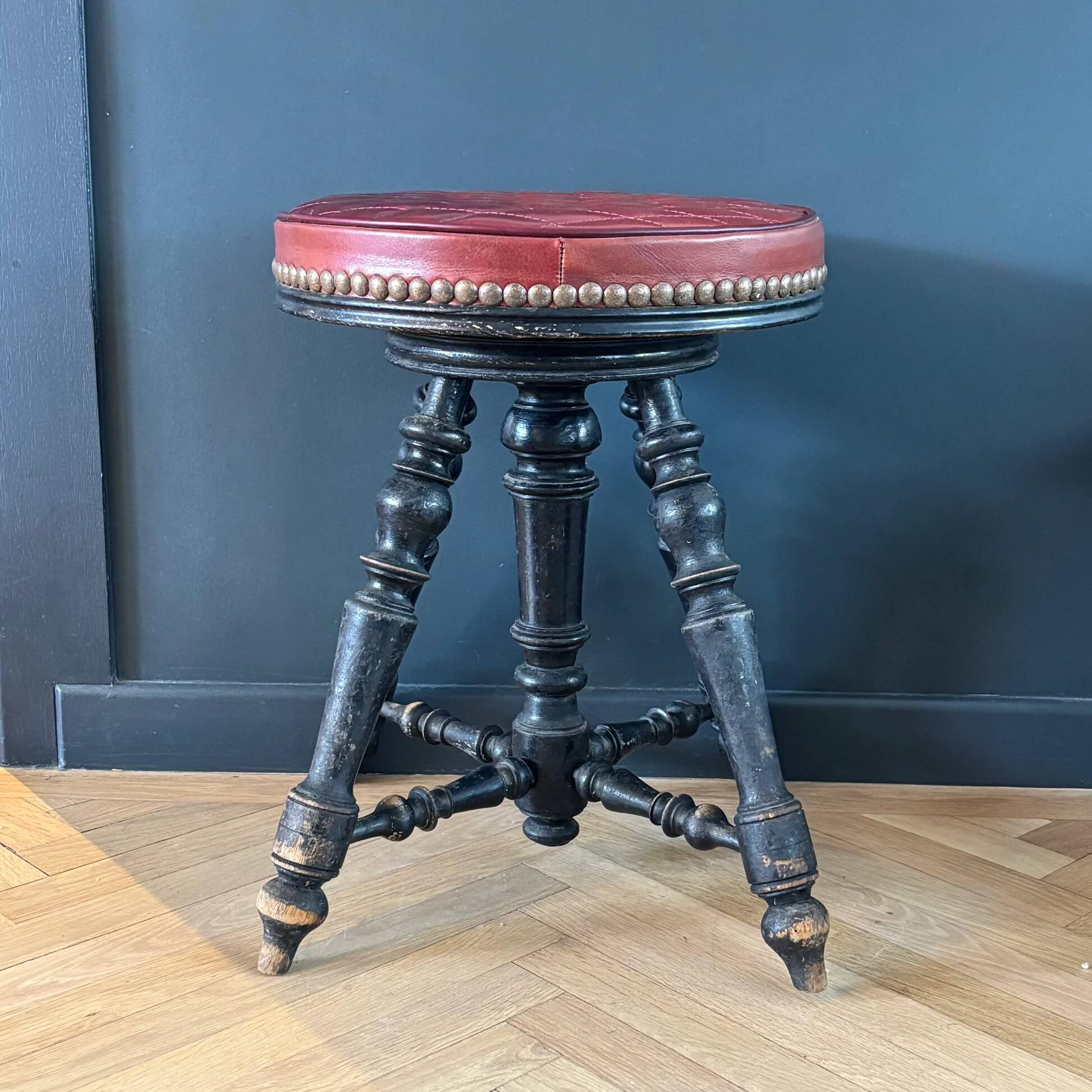 Tabouret de piano en cuir capitonnée et bois noirci