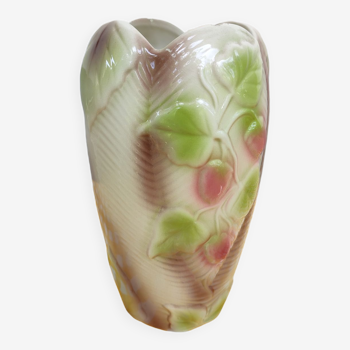 Vase en barbotine décor fraise en relief XXe