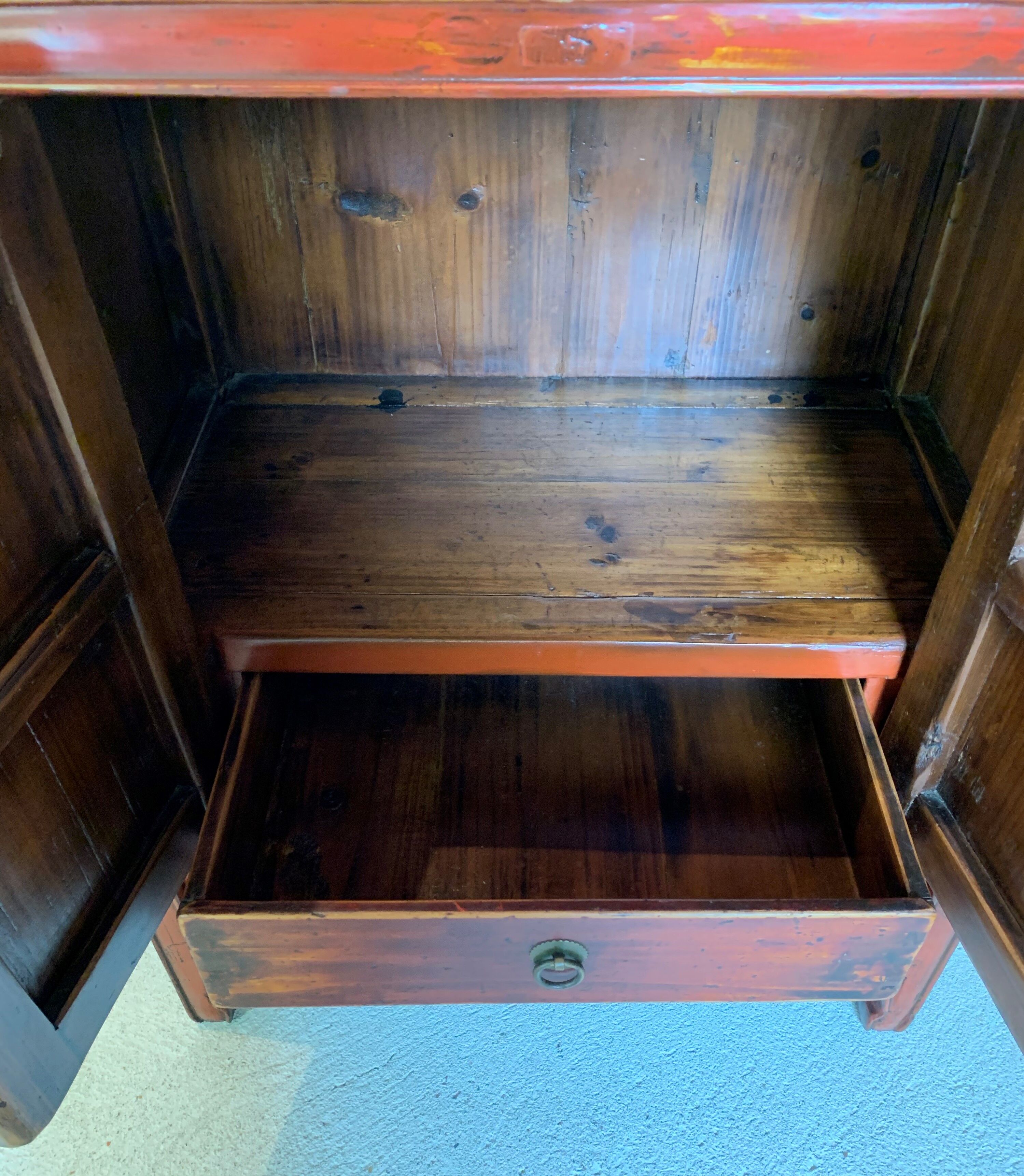 Chinese cabinet laqué red