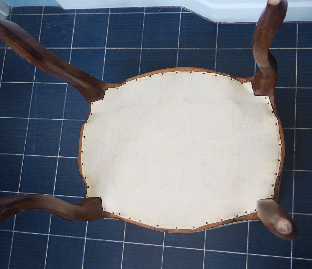 Tabouret rests Louis Philippe-style foot