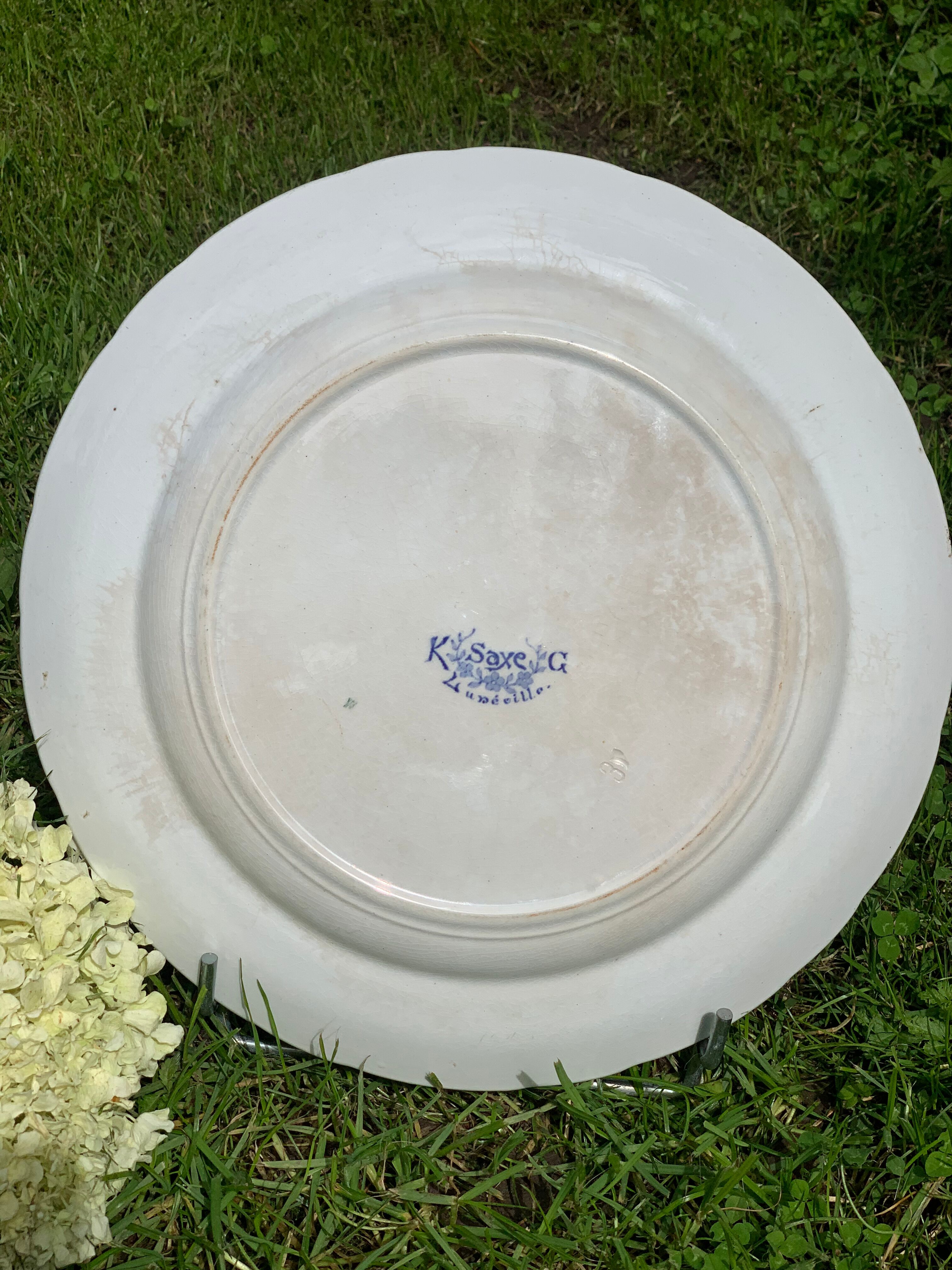 Old round dish in earthenware, Keller and Guérin in Lunéville service Saxony