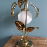 Lampe feuillage fleur métal doré et globe en verre style Hollywood Regency