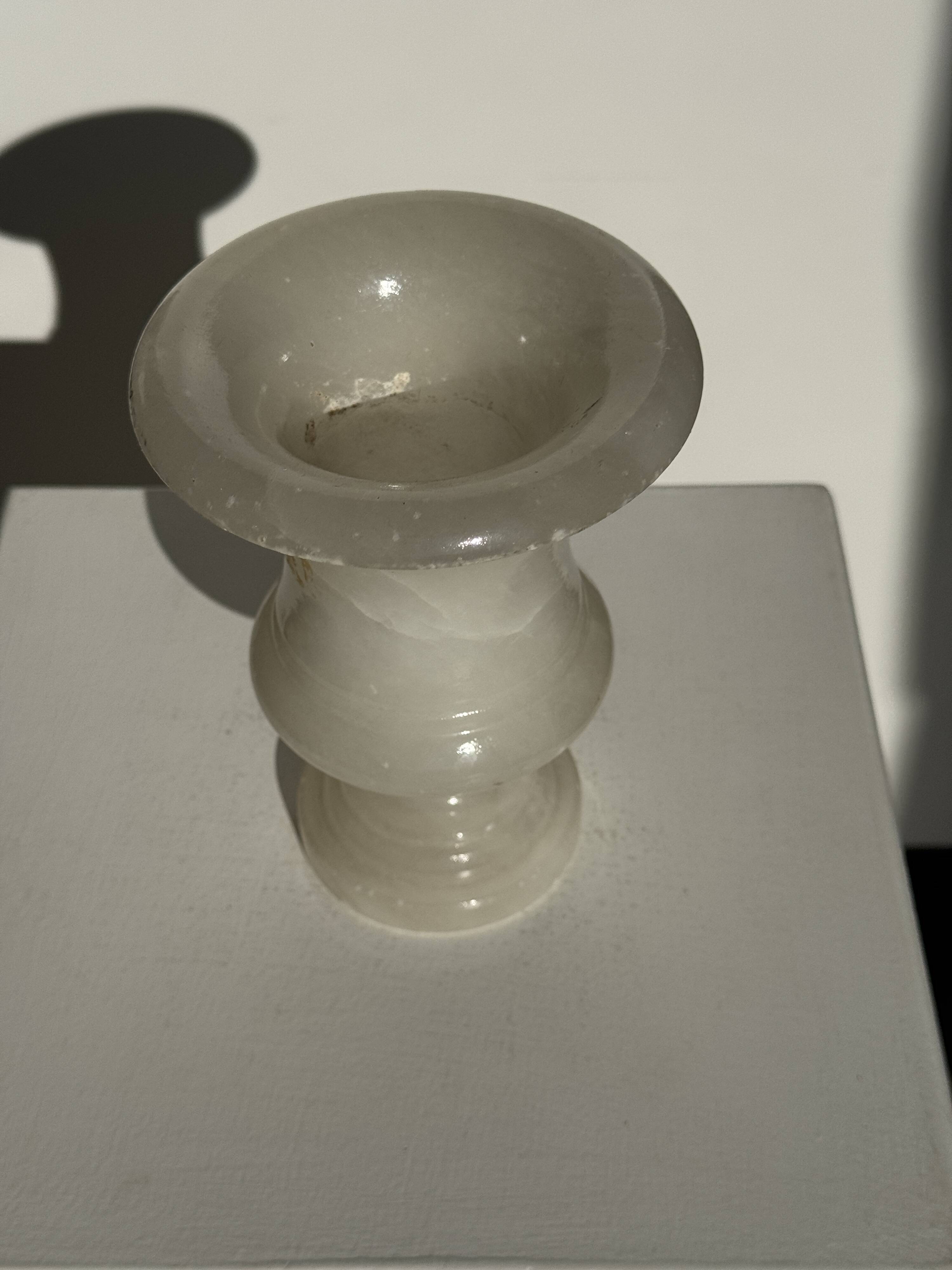 Small Médicis vase in alabaster H15.5 D11