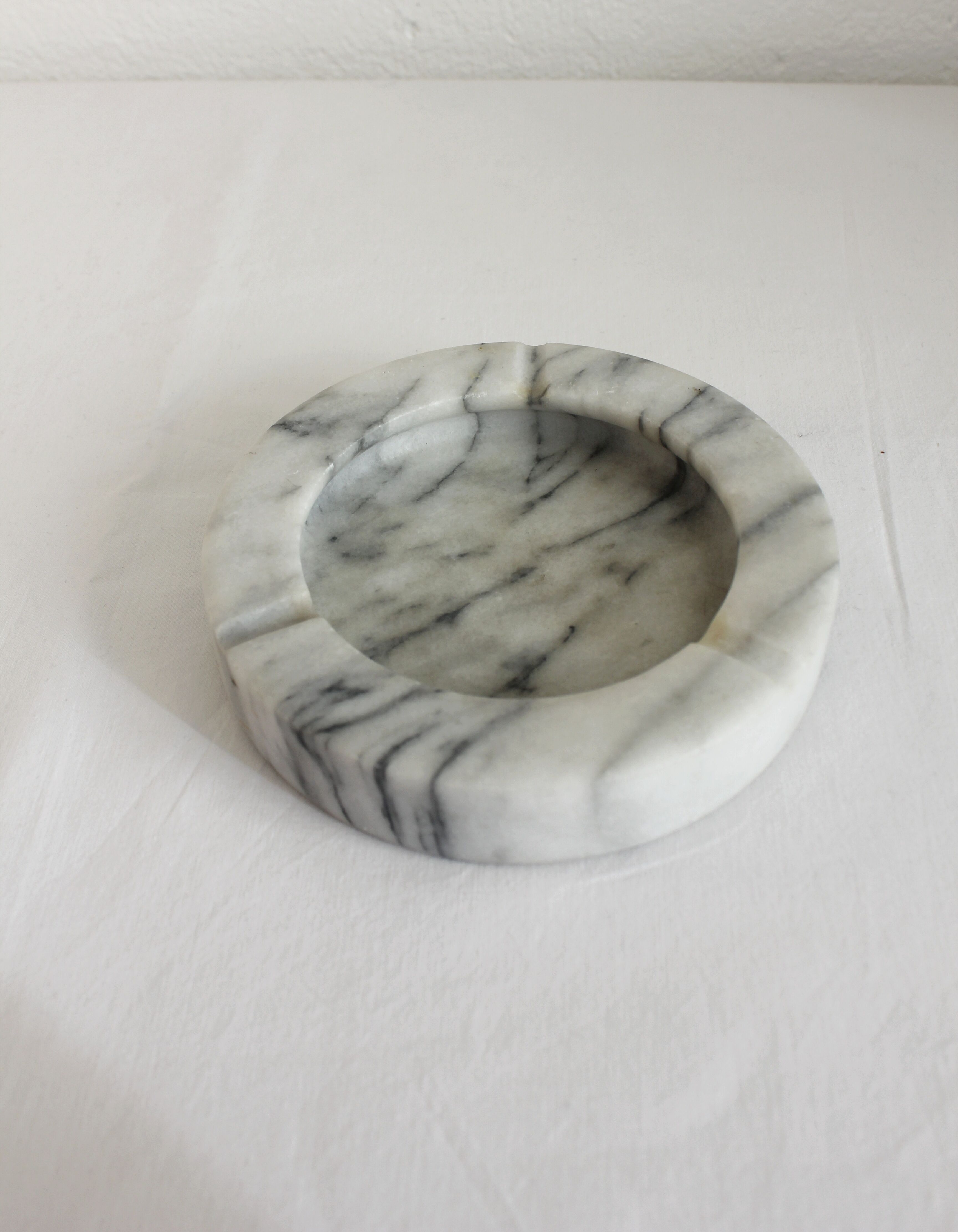 Round ashtray in vintage marble