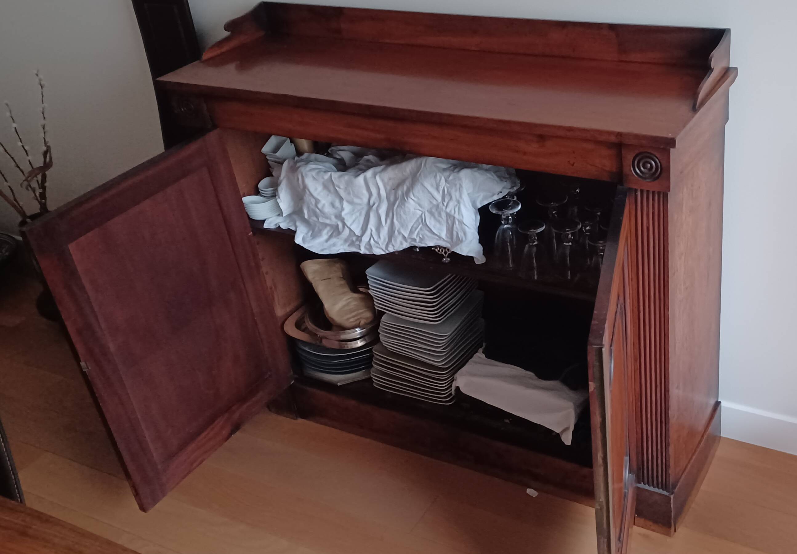 English style 2-door mahogany sideboard