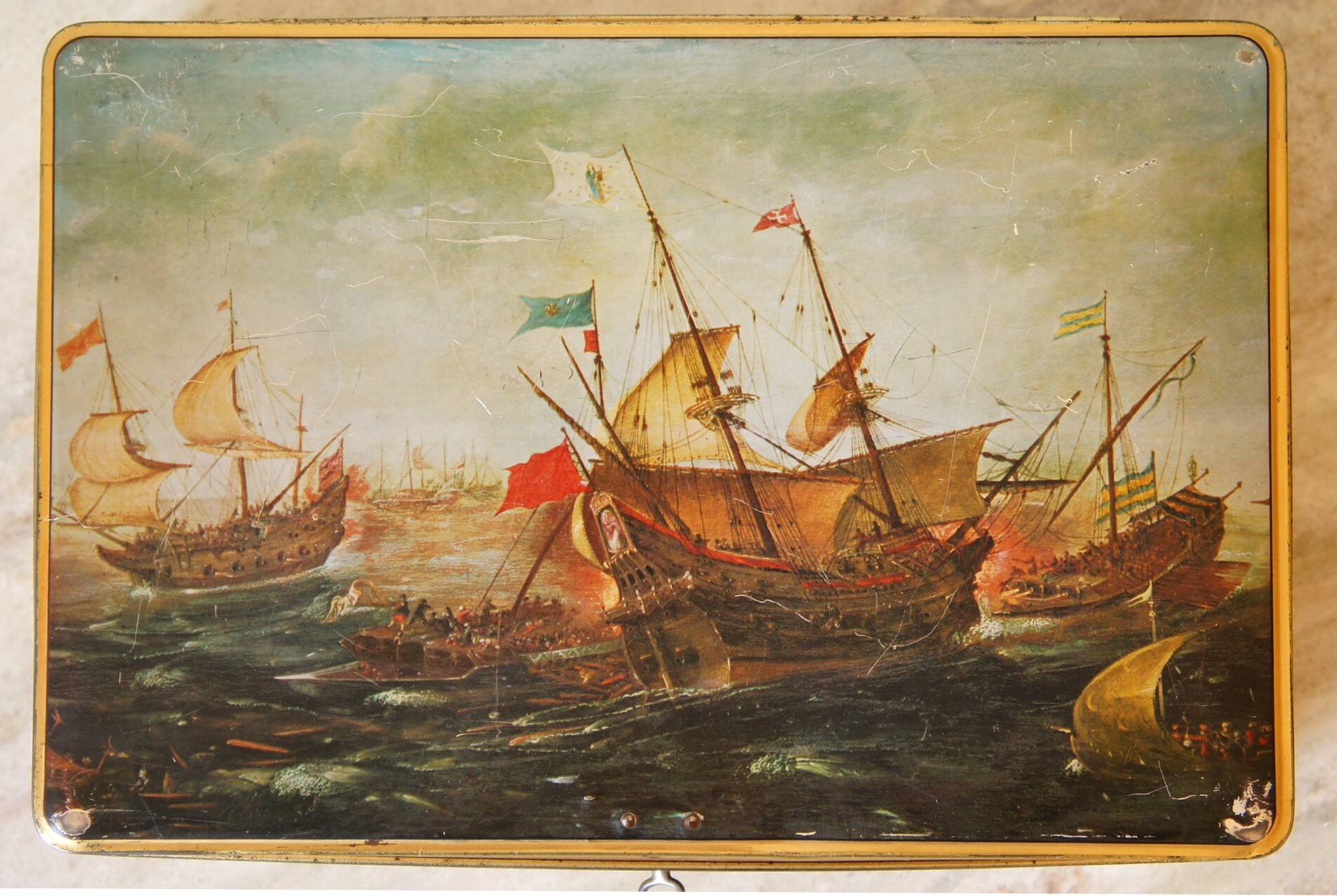 Lithographed sheet metal key box with its key