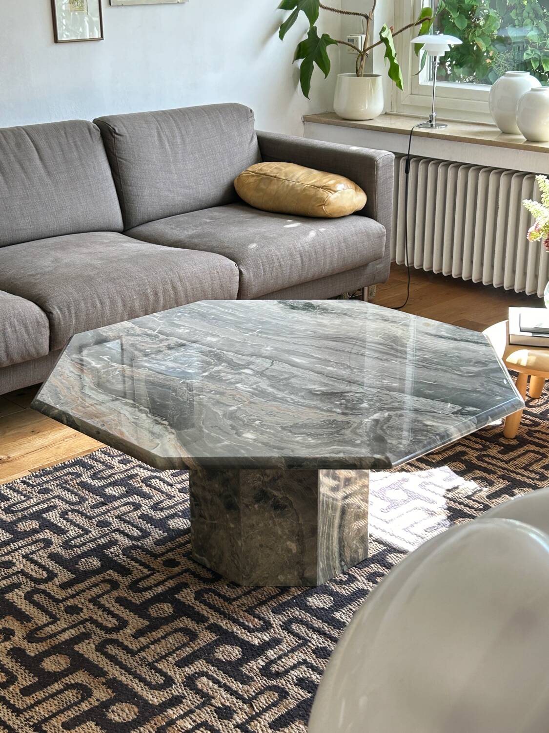 Table basse octogonale en marbre vintage italien en vert gris chaud