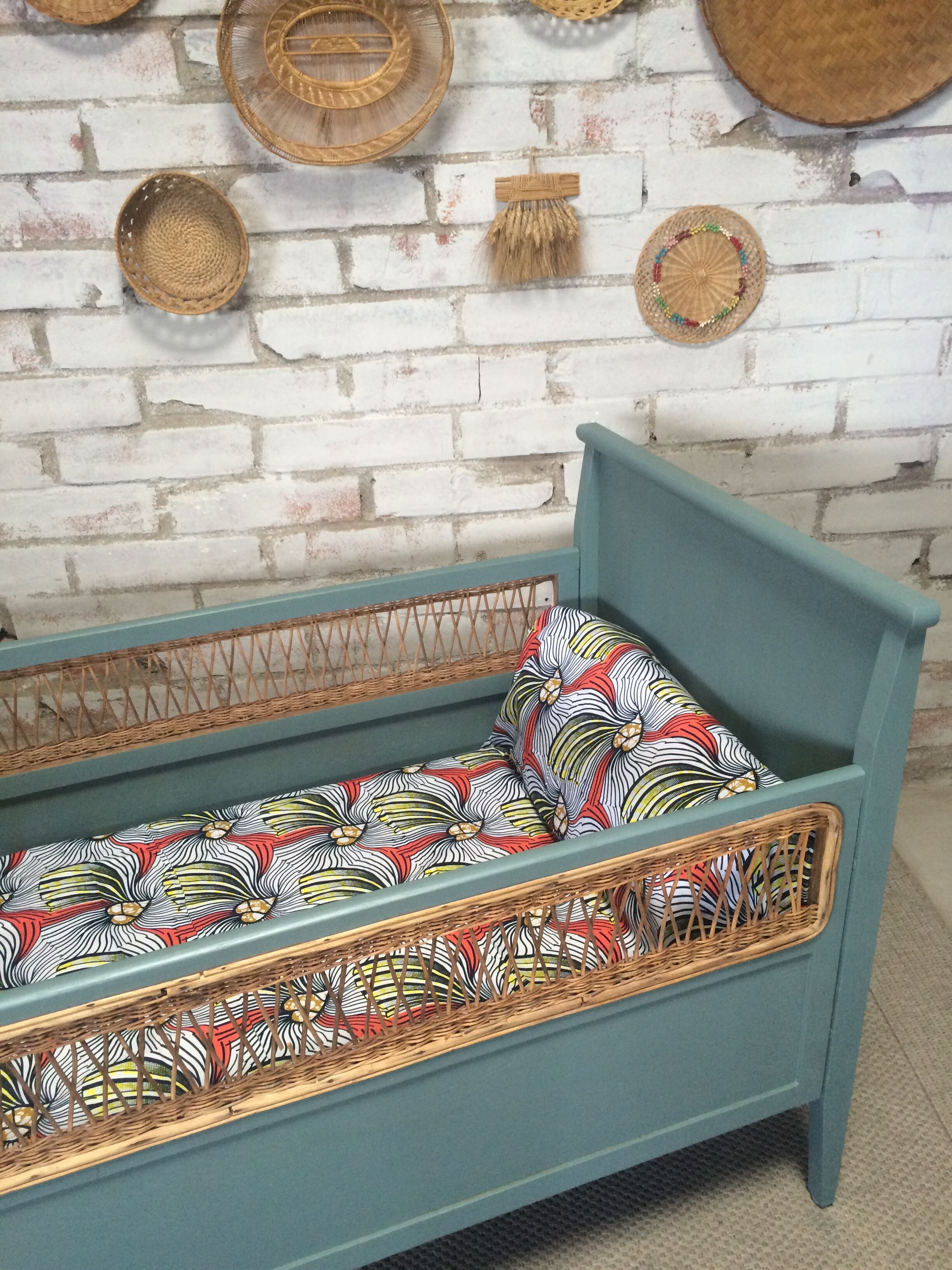 Baby bed feet compass and woven wicker