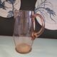 Pichet en verre soufflé rose, vers 1960