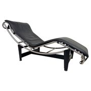 Vintage LC4 Chaise Longue par Le Corbusier en cuir noir