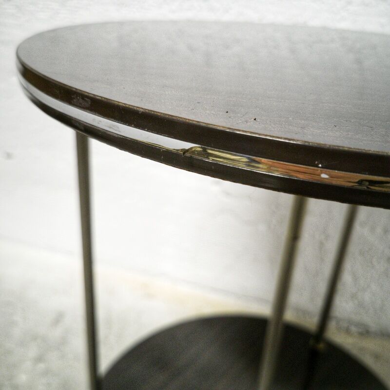 Double-trayed pedestal table