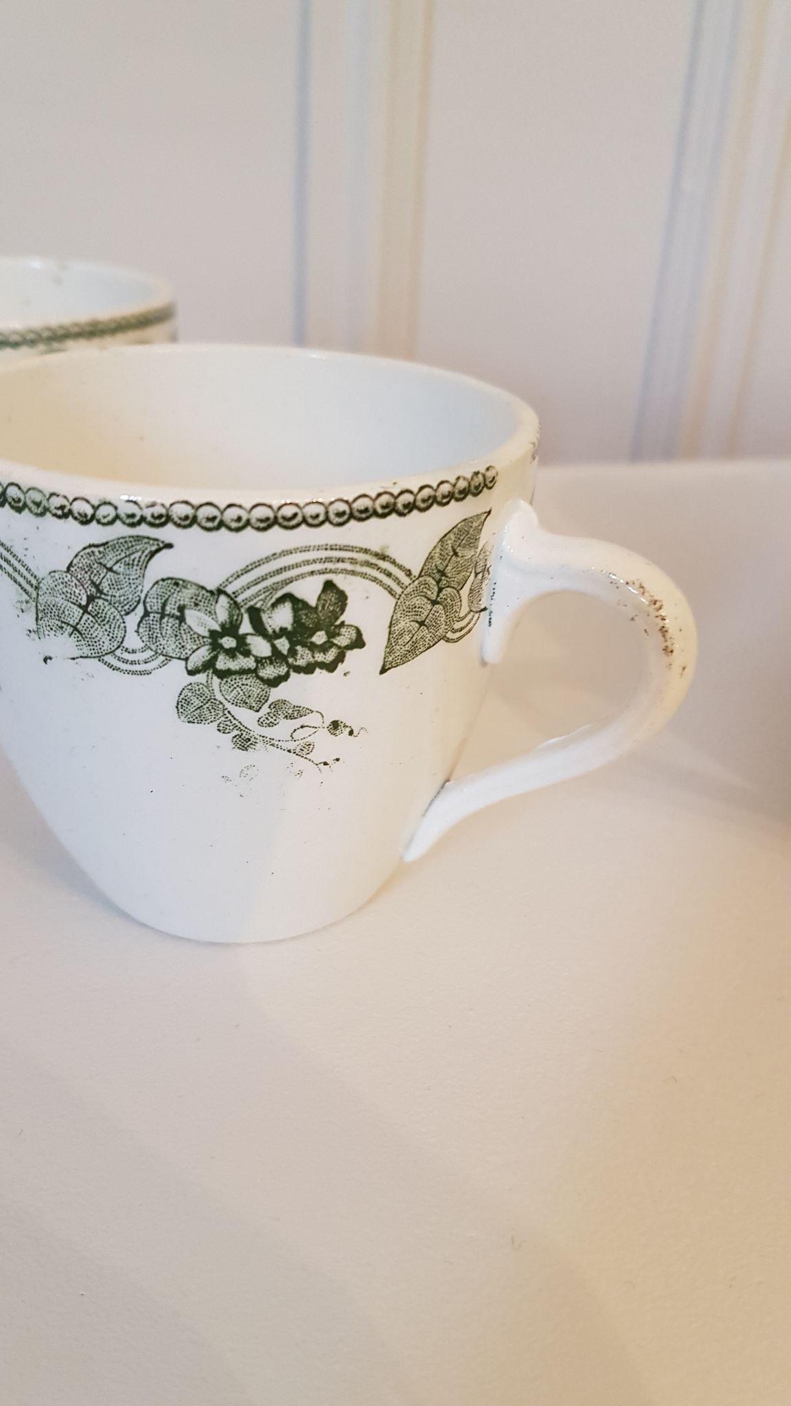 Série de 11 tasses en porcelaine