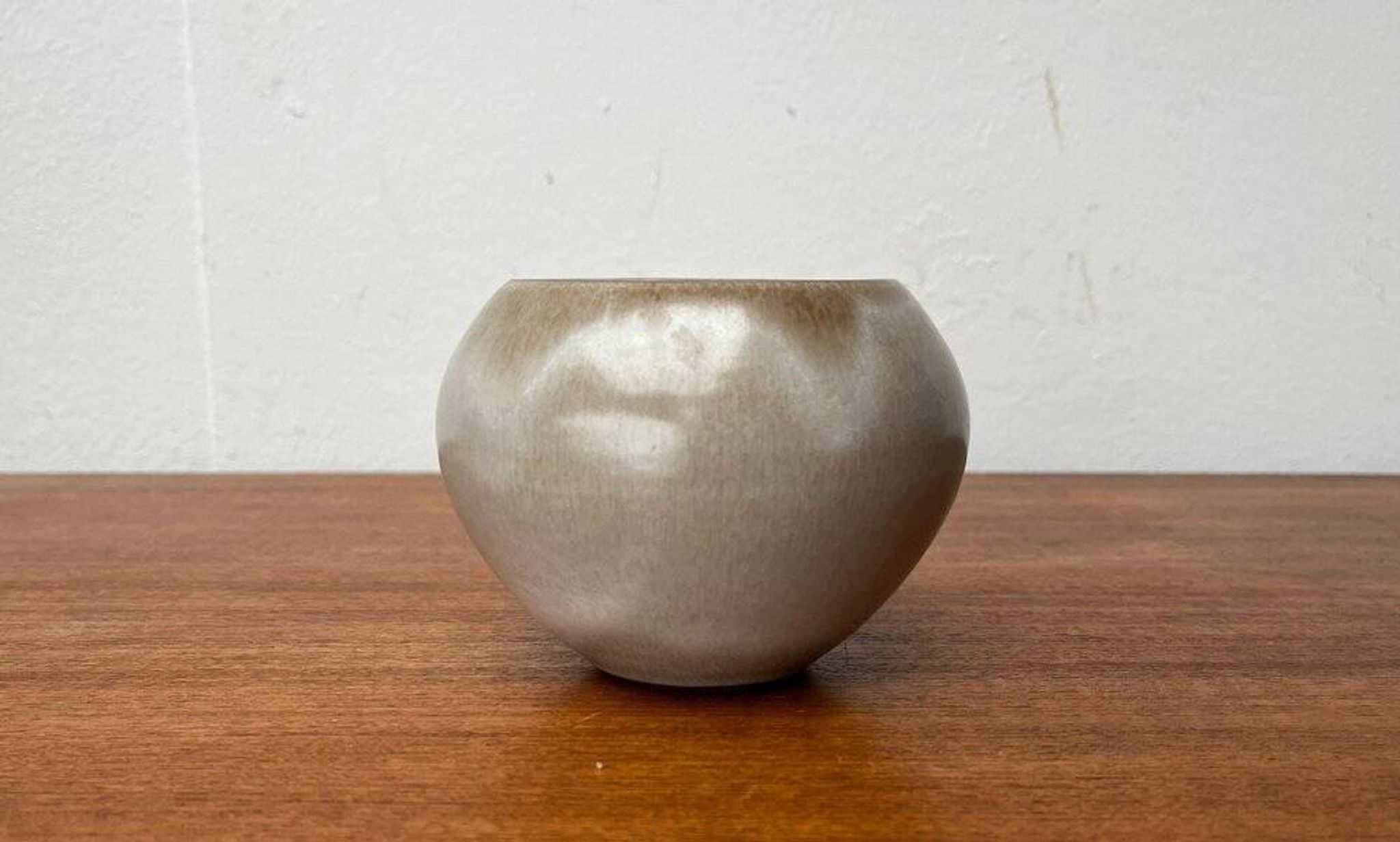Mid-century German minimalist studio pottery vase by Hildegard and Peter Delius for Hamelner Kunsttöpferei, 1960s.