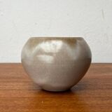 Mid-century German minimalist studio pottery vase by Hildegard and Peter Delius for Hamelner Kunsttöpferei, 1960s.