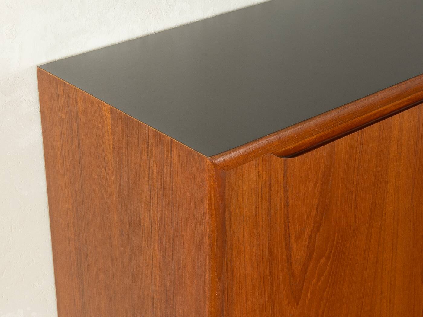 Commode classique des années 1960, placage en teck, dessus en HPL noir.