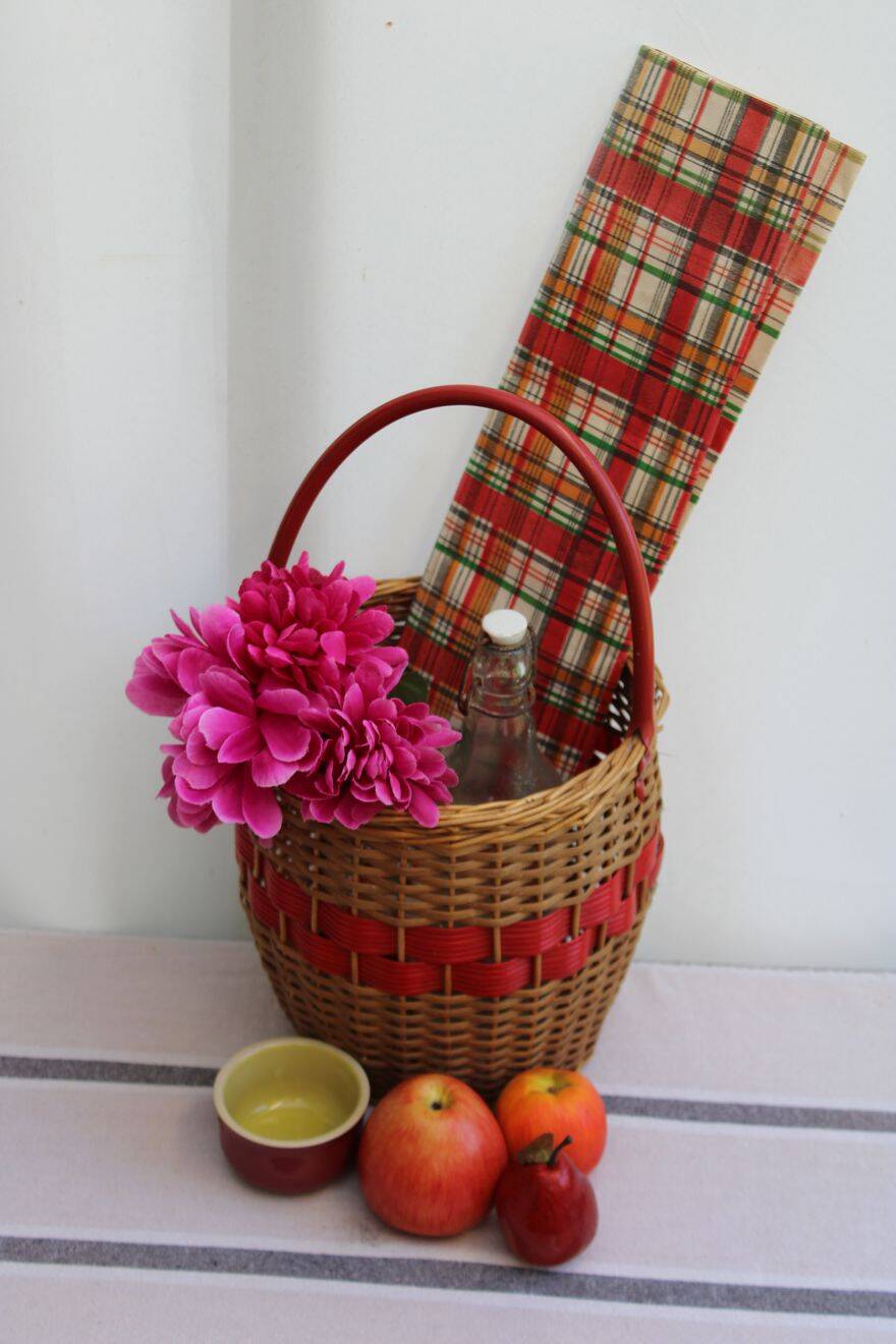 Wicker basket and scoubidou