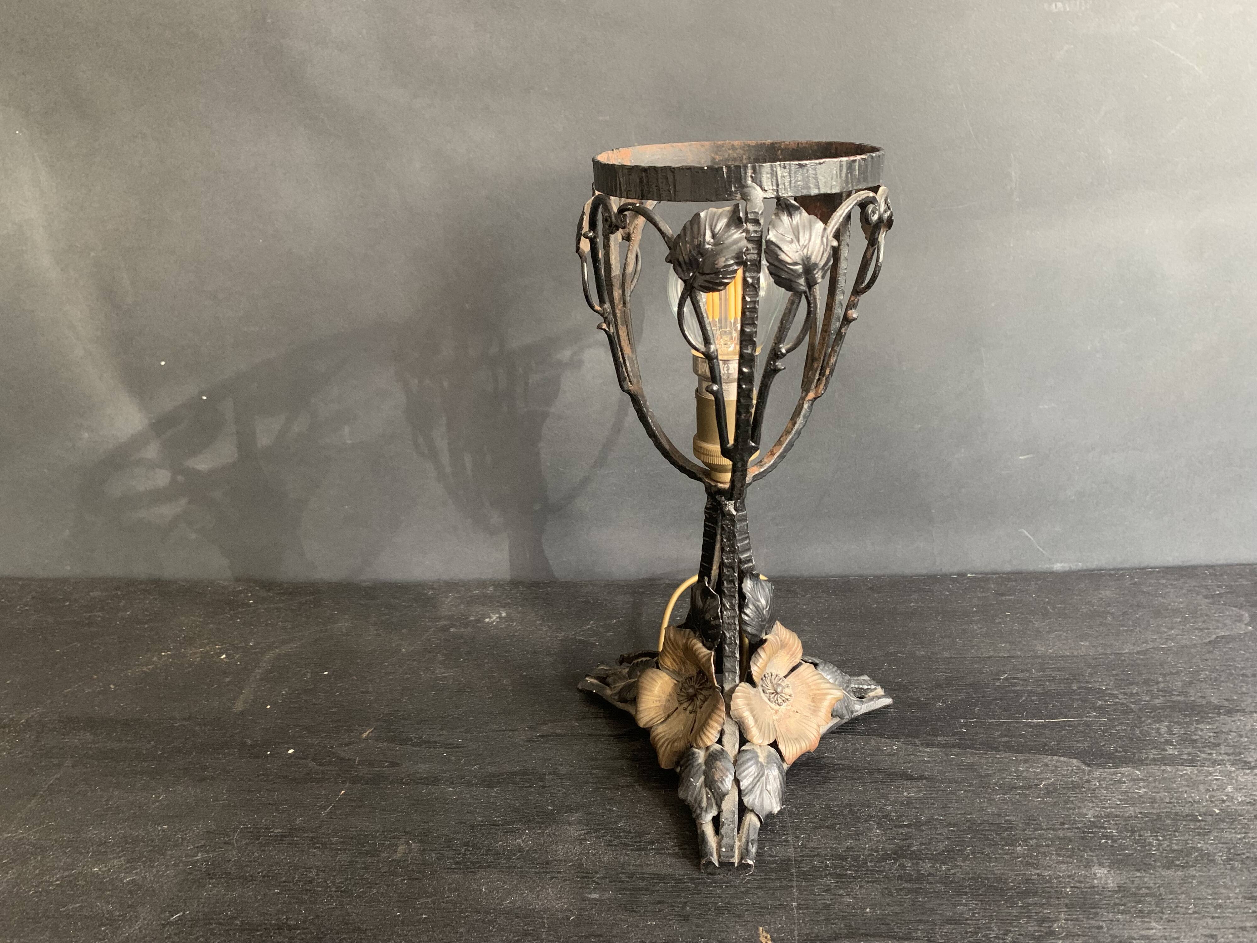1900 Art Nouveau wrought iron lamp with floral motif