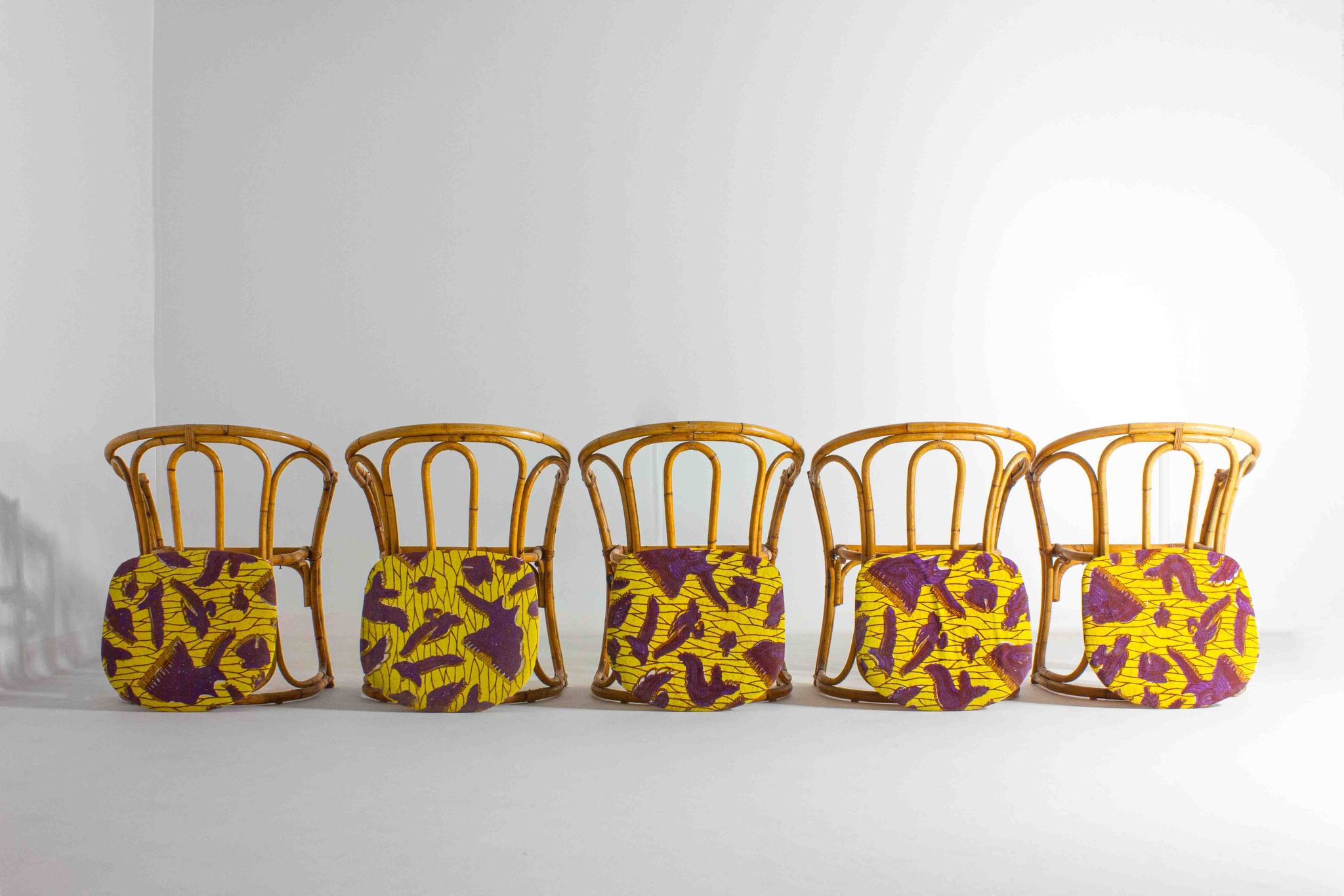 Ensemble funky de cinq chaises en bambou des années 60